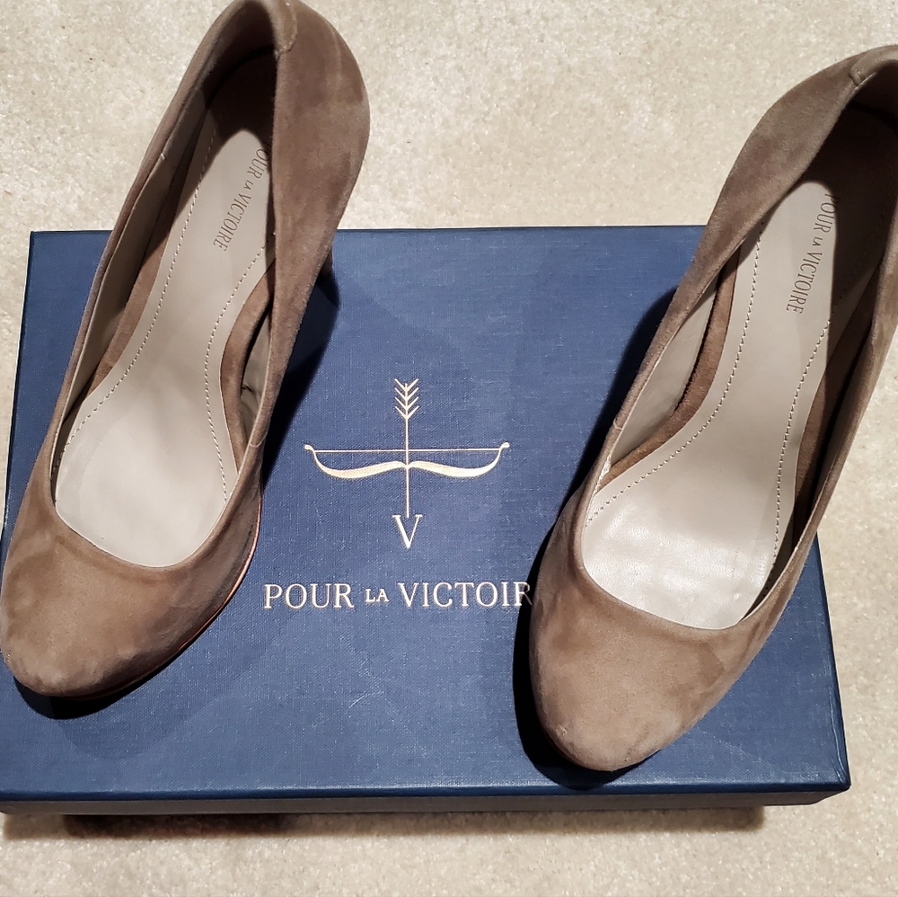 NEW IN BOX POUR LA VICTOIRE PLATFORM SUEDE HEELS 6.5